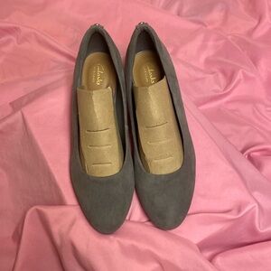 Women’s Clark Artisan Vendra Bloom Pump Shoes Gray Suede Round Toe Wedge - 10M